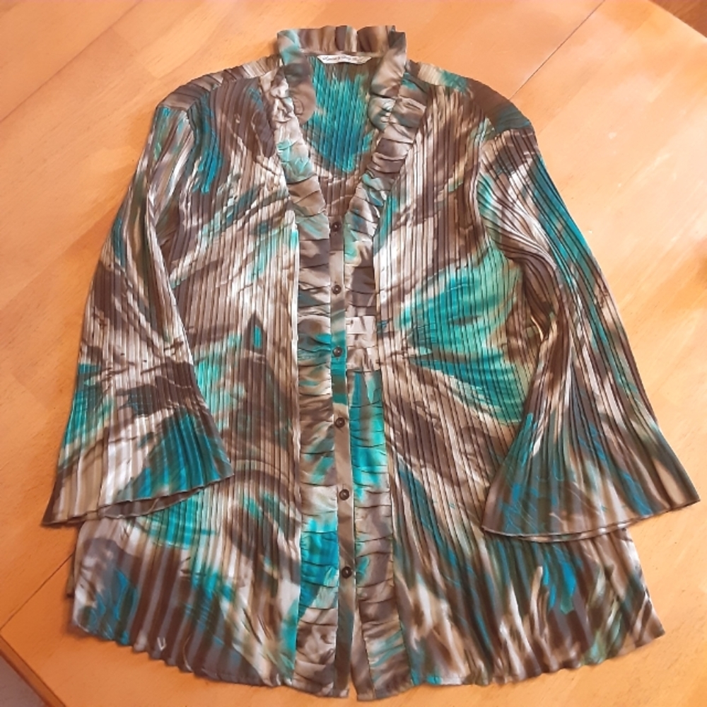 Signature by Larry Levine Woman Grey Pleated Crepe Tulip Sleeve Blouse  Size 2X.